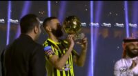 كريم بنزيما يقدم الكرة الذهبية لجمهور الاتحاد